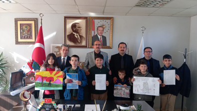 DERECEYE GİREN MİNİK ÖĞRENCİLERİMİZE HEDİYELERİ TAKDİM EDİLDİ.