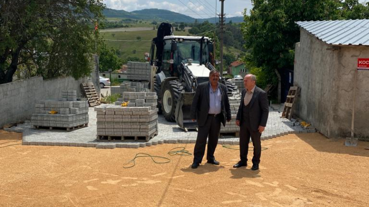 İLÇEMİZ YOLLARINA PARKE TAŞI DÖŞEME ÇALIŞMASI DEVAM EDİYOR...