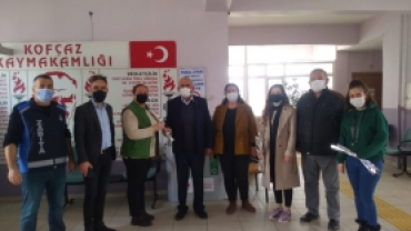 8 MART DÜNYA KADINLAR GÜNÜNDE BELEDİYEMİZ TARAFINDAN KOFÇAZ KADINLARININ GÜNÜ KUTLANARAK KARANFİL HEDİYE EDİLDİ.