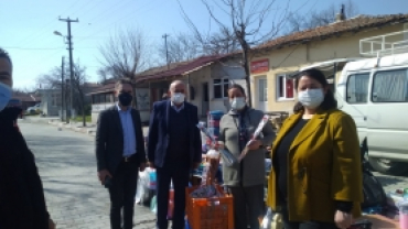 8 MART DÜNYA KADINLAR GÜNÜNDE BELEDİYEMİZ TARAFINDAN KOFÇAZ KADINLARININ GÜNÜ KUTLANARAK KARANFİL HEDİYE EDİLDİ.