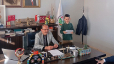 DERECEYE GİREN MİNİK ÖĞRENCİLERİMİZE HEDİYELERİ TAKDİM EDİLDİ.