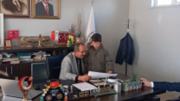 DERECEYE GİREN MİNİK ÖĞRENCİLERİMİZE HEDİYELERİ TAKDİM EDİLDİ.